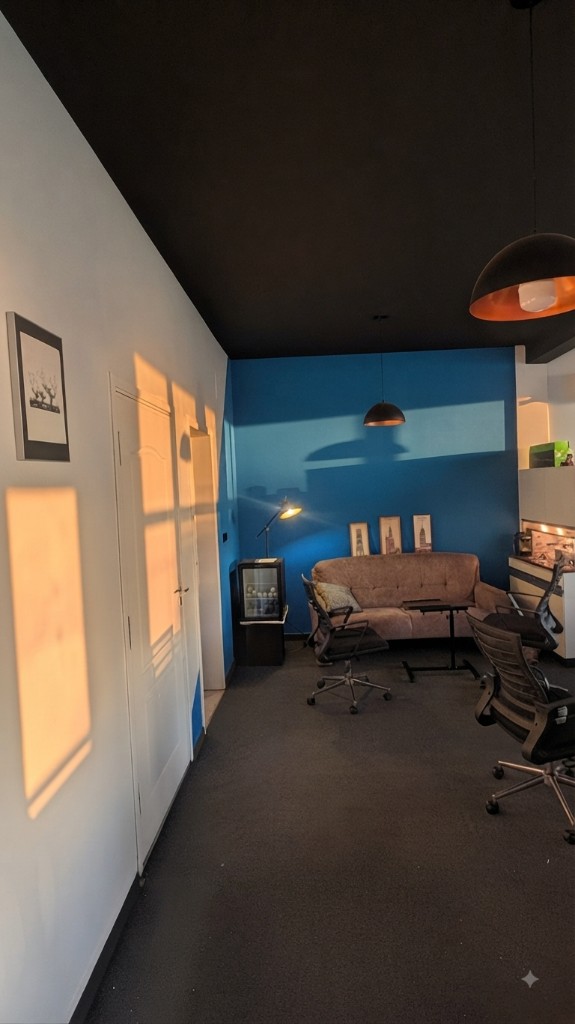Lounge BOXWORK, mur bleu, sofa et lumière naturelle